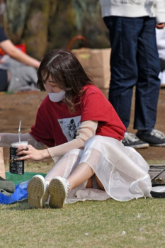 梅雨が明ければたくさん拝める公園パンチラ画像の画像