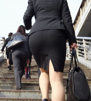 尻がエロ過ぎなOLさん達の街撮り画像の画像