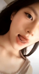 可愛い中華の女の子がライブ配信で、乳首を見せてくれてるセクシーGIFｗｗｗの画像