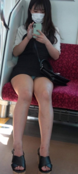 わざとでも偶然でもエロい電車内のパンチラ画像の画像