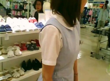 【盗撮】ベビー用品店の清楚美人なショップ店員さんのパンティを隠し撮りした決定的パンチラ映像！の画像