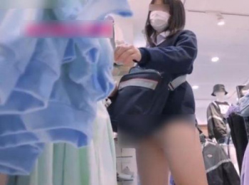 【パンチラ盗撮】黒髪清純系ながらスカート短すぎて簡単に純白パンティが見えてしまう女子校生ｗｗｗの画像
