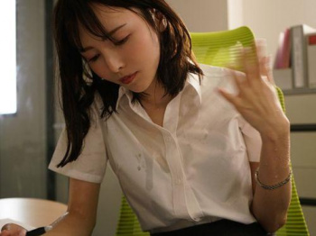【広瀬りおな】エアコンの壊れたオフィスで汗だくの美人上司と体液交じりの濃厚セックス！の画像
