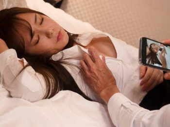 【坂道みる】一番かわいい新入女子社員が会社の飲みで泥酔してしまい気付いたら部長とホテルでSEXしていた！の画像