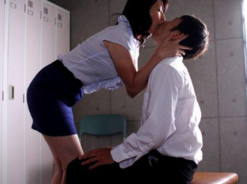 【安野由美】校内で密かに男子生徒と濃密セックスをしてしまい別の生徒に目撃された美貌の熟女妻教師！の画像