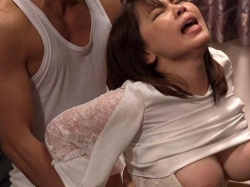 【桃宮もも】部下と浮気していた巨乳嫁に制裁として目の前で3Pセックスを強要する変質男！の画像