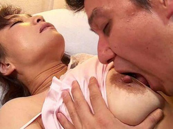 【時田こずえ】再婚した男性よりも連れ子の絶倫棒で満たされることを望んだ爆乳巨尻の熟女妻！の画像