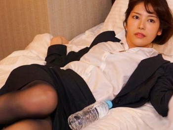 【楓カレン】社内一の美人と評判の親友女子社員を飲ませまくってホテルに連れ込んで犯すゲス行為！の画像