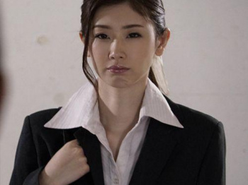 【小松杏】卑劣にも夫の上司である危険人物に薬物を盛られて汚されたスレンダー美形妻！の画像