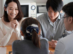 【水戸かな】一見幸せそうに見える夫婦が普通のセックスでは満足できなくて夫婦交換性交で欲情を掻き立てる！の画像