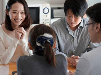 【水戸かな】一見幸せそうに見える夫婦が普通のセックスでは満足できなくて夫婦交換性交で欲情を掻き立てる！の画像