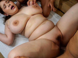 【西村ニーナ】尋常でない特大爆乳に肉座布団のような肉体美を誇る人妻を若者たちが興味本位で輪姦セックス！の画像