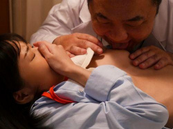 【伊賀まこ】清純ピュアな超スレンダー美少女を嘗め尽くす変態教授の目も当てられない犯しセックス！の画像