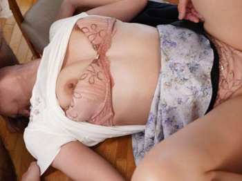 【佐伯由美香】愛娘の進学のために強要された性接待を受け入れる美貌の人妻！の画像