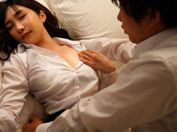 【小野夕子】美人上司の巨乳が無意識に童貞部下を誘ってしまい寝込みを襲われ不貞セックス！の画像