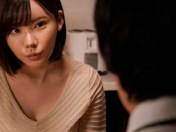 【深田えいみ】特注サイズのコンドームを買いあさってデカマラ男性との浮気セックスを楽しむ淫行妻の画像