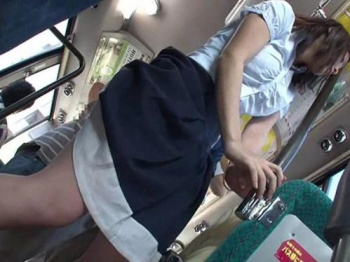 【観覧注意】薬物使用レイプ疑惑！強引な痴漢行為に失禁不回避な状態で絶体絶命な美少女に挿入！の画像