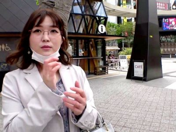 【企画ナンパ】不倫セックス人妻NTRする33歳で地味メガネの奥さま！腰振りロデオ騎乗位もあるよ！の画像