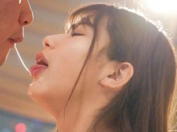 【一宮希帆】蕩ける激エロ濃厚ベロチュー♥セックスしてエッチに乱れちゃうデカ乳ボディのかわいい美人！の画像