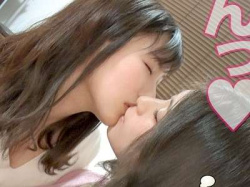 【巨乳】レズチュウ女同士プレーやザーメン舌射ぶっかけセックスして巨乳美人がシコい展開!の画像