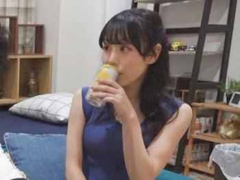 色白スレンダー美ボディでベロチュー寝バックしてエッチに乱れちゃう33歳の黒髪熟女！その痴態をバッチリと●撮！の画像