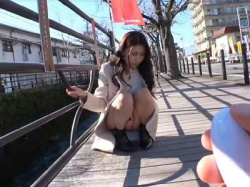 【変態】野外リモコンバイブ変態プレイや立ちバック、ベロチューな不倫セックス人妻NTRするアラサー美人奥さま！の画像