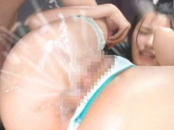 【美少女】ビシャビシャ潮吹きお漏らし大連発プレーでちっぱいスレンダーの激カワ美人がエロ乱れる!の画像
