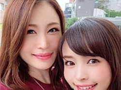 【脇見せ×素人】変態ビッチ乱交な人妻NTR不倫セックスするダブル27歳Iカップ巨乳ボディの美人奥さまふたり！の画像