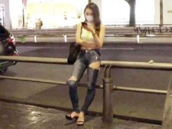 【オイル×素人】潮吹きお漏らしや痴女り両足コキ、グラインド騎乗位セックスでヤリマン美人ギャルお姉さんがエロい展開！の画像