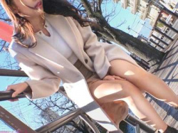 【野外】野外リモコンバイブ変態プレイや立ちバック、ベロチューな不貞セックス人妻NTRするアラサー美人奥さま！の画像