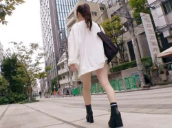 【パイパン×素人】ビチャビチャ潮吹きお漏らしプレーやイキ潮あり連続イキセックスして色白ツルマン20歳の失禁娘がエチ展開！の画像