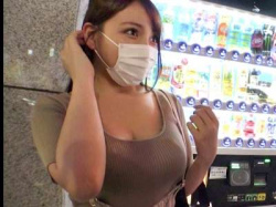 【美人×素人】マシュマロ爆乳で痴女り乳圧パイズリや大量潮吹きお漏らしして柔乳デカ乳輪の巨乳美人がエロ乱れる！の画像