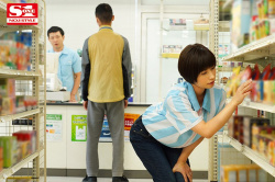 【奥田咲】バスト92㎝爆乳のコンビニ店長の奥さんに触れられグチョグチョに濡れたチ〇ポ「可愛い♡」立ちバックで激しく悶えるの画像