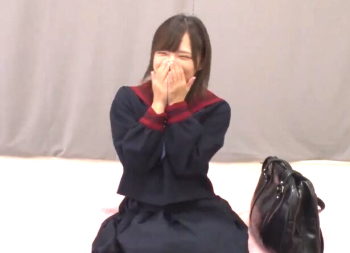 【素人×ぶっかけ】可愛い女子校生たちをビン立ちチ〇ポの男たちが囲んでお顔へ大量射精『アッ凄すぎるぅ♥』騎乗位でイキまくるの画像