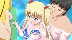 【エロアニメ】～嫉妬と興奮の百合NTR～私の可愛い親友が穴場ビーチでおじ様の毒牙に！日焼け止めでトロトロにされイカされる姿に、むかつきながらも鼻血が止まらない私。の画像