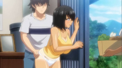 【エロアニメ】野菜を届けに来たおじさんにバレないよう笑顔で対応しながら背後から濃厚スロー挿入されてる爆乳幼馴染、玄関先の緊迫感がクセになる夏休み。の画像