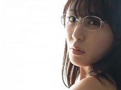 [セクシー女優]《金子智美→金松季歩に改名》元AKB48研究生がデビュー！メガネ地味っ娘なんかそそるオナプロモ！の画像