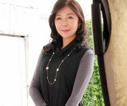 [上杉美加]【AVデビュー】『63歳の還暦人妻？』172センチの長身巨乳美女が衝撃のデビューを果たした！！【】の画像