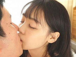 [時田亜美]清楚に見えてAV女優に憧れる10代美少女のAVデビュー作品！可愛い色白美乳おっぱいな童顔RRがおじさんチンポで初体験撮影の画像