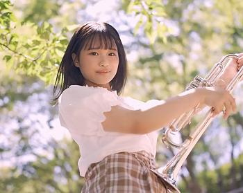 [低身長]小麦色の日焼け跡が健康的でもで幼女を想像させるJD美少女がAVデビュー♡イケメン竿師のマングリ返し責めでイキ潮お漏の画像