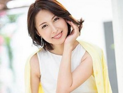 [佐田茉莉子]《乳首責めデビュー》美乳熟女が恥ずかしさと快感が当時に襲ってきながらもしっかりお股は反応しちゃうの画像
