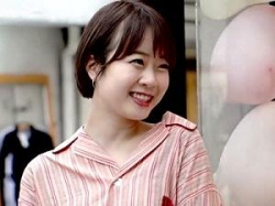 [女子大生]ショートカットのカワイイが初めてのAVデビューで初脱ぎ！下着を脱いでハダカになり恥じらいヌードを見せてくれるの画像