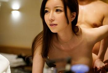 [エロ動画]【人妻熟女】「夫の浮気の当てつけでデビューしちゃいました…。」外資系LCCの空港職員ハーフ人妻がAVデビュー！の画像