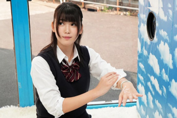 清楚系黒髪JKにチンポ見せつけ！見ず知らずのチンポを咥え濡れる彼女?の画像