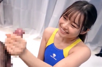 街行くアスリート女子大生の周りにチンポがズラリ！赤面が可愛い水着をズラして着衣セックス?の画像