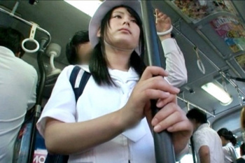 あどけなさ残る少女の背後に鬼畜リーマン…声を出せず絶体絶命！パンTの隙間から指突っ込み幼い無毛膣を愛撫?の画像
