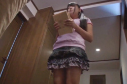 「ちょっと上がってもイイかな?」少女の家に上がり込む変態オヤジ…性に無頓着な幼いカラダに生中出し?の画像