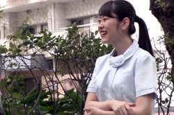 街行く笑顔がカワイイ看護師さんを言葉巧みに口説いて脱がす!陰毛びっしりなロリフェイスに生姦中出し?の画像