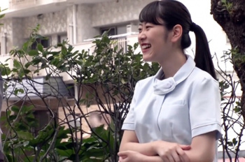 街行く笑顔がカワイイ看護師さんを言葉巧みに口説いて脱がす！陰毛びっしりなロリフェイスに生姦中出し?の画像