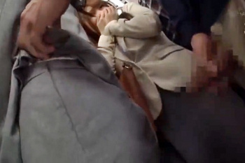 正義感の強いOL…目の前で手コキ射精を目撃！注意したら次は自分が犯されるハメに！嫌がっても膣濡れ?の画像